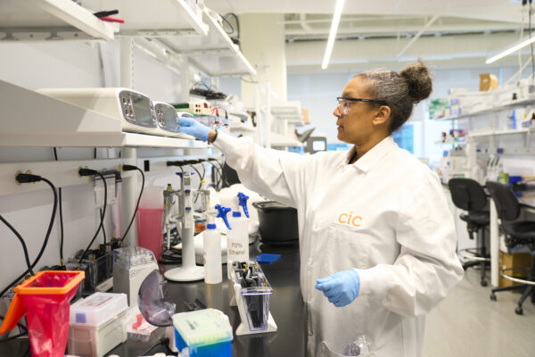 A life sciences or biotech scientist working in CIC Philadelphia's laboratory space