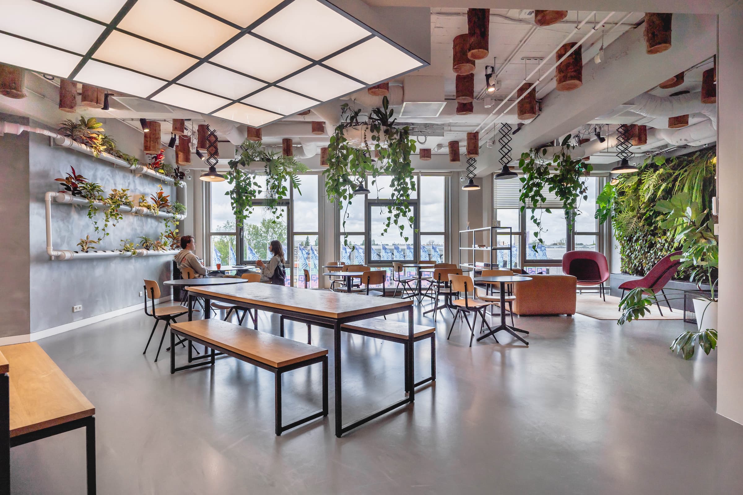 Whether you’re a solo entrepreneur looking for a coworking space or a founder that needs a flexible office for your team to grow, CIC Rotterdam has a workspace solution for you.