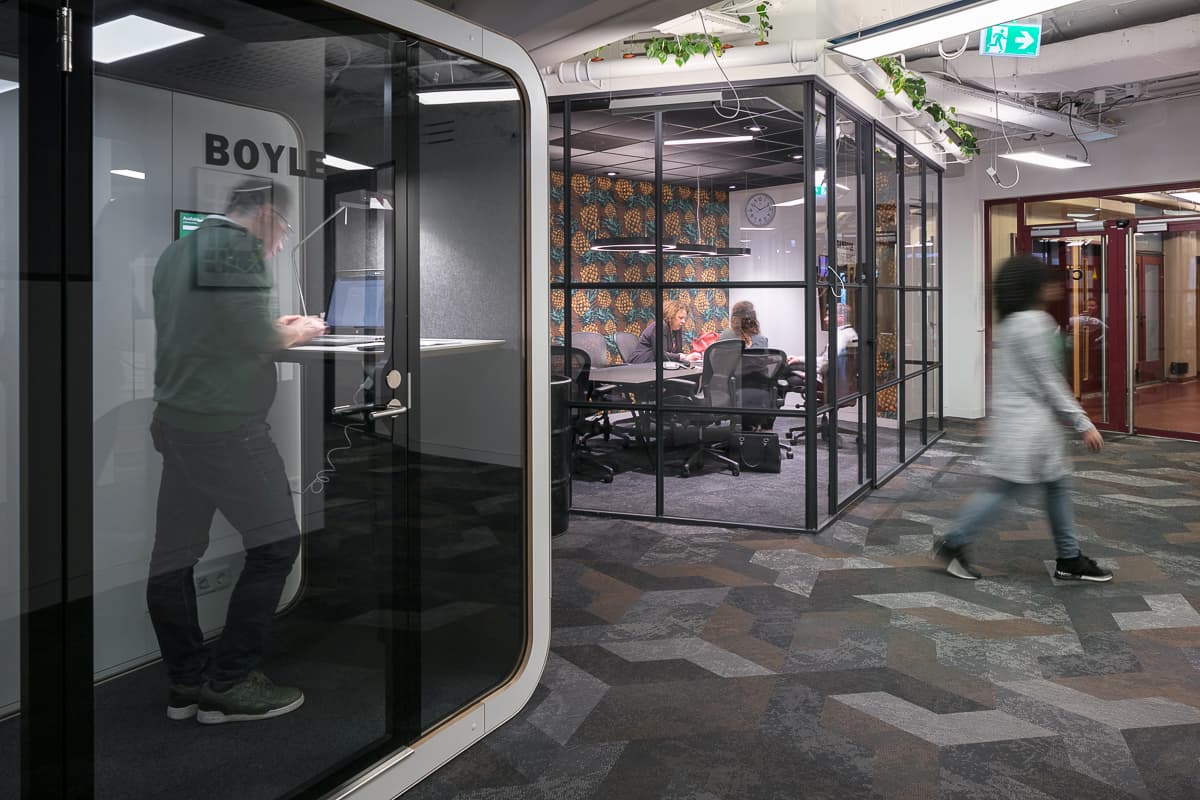 Bookable conference rooms and private phone booths for calls