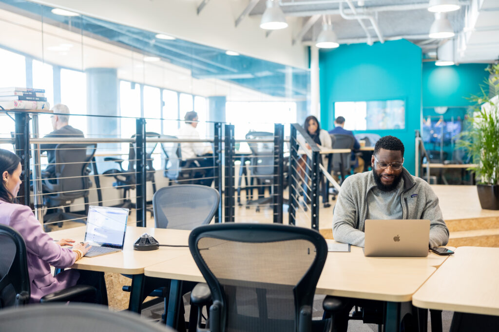 Man aan het werk in de coworkingruimte bij CIC  