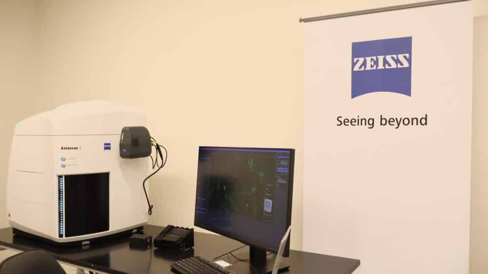 image of a ZEISS microscope